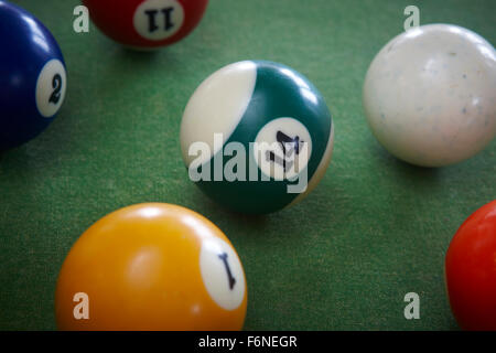 Close up boules de billard avec l'accent sur le vert et blanc numéro 14 Banque D'Images