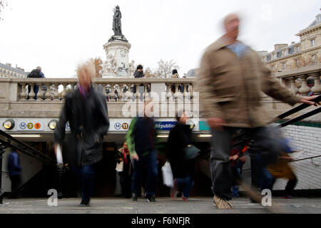 Paris, France. 16 Nov, 2015. Les gens sortir de la station de métro sur la Place de la République à Paris, France, le 16 novembre 2015. Au moins 129 personnes ont été tuées et 350 personnes blessées dans une série d'attaques terroristes à Paris dans la nuit du 13 novembre au 14 novembre 2015. Photo : Malte chrétiens/dpa/Alamy Live News Banque D'Images