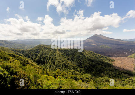 Agung et Batur volcano mountain vue panoramique avec ciel bleu de Kintamani, Bali, Indonésie Banque D'Images