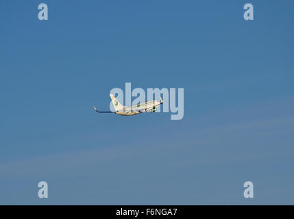 Avion de passagers l'escalade sur le ciel d'hiver bleu Banque D'Images