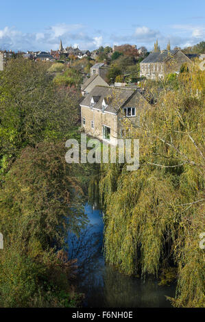 Rivière Avon qui coule à travers une forêt en bordure de Malmesbury Wiltshire, UK Banque D'Images