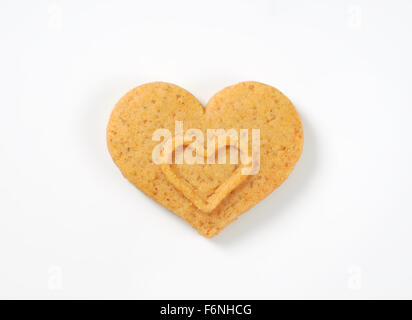 Biscuit en forme de coeur sur fond blanc Banque D'Images