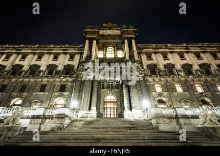 La Bibliothèque nationale d'Autriche dans la nuit, à Vienne, en Autriche. Banque D'Images