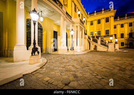 La nuit, le palais de Schönbrunn à Vienne, en Autriche. Banque D'Images