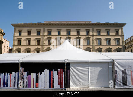 Blocage des livres en place de la République square, Florence, Toscane, Italie Banque D'Images