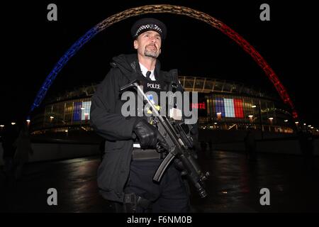 La patrouille de la police métropolitaine armés se sont réunis à l'extérieur du stade de Wembley, Londres, Grande-Bretagne. Banque D'Images