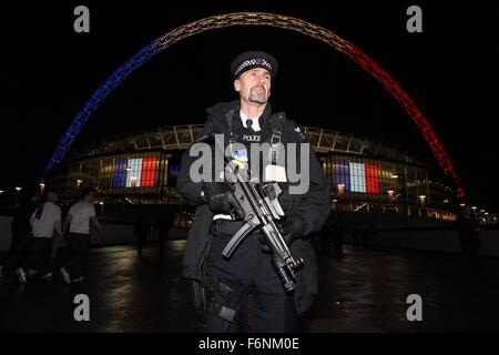 La patrouille de la police métropolitaine armés se sont réunis à l'extérieur du stade de Wembley, Londres, Grande-Bretagne. Banque D'Images