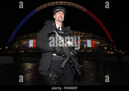 La patrouille de la police métropolitaine armés se sont réunis à l'extérieur du stade de Wembley, Londres, Grande-Bretagne. Banque D'Images