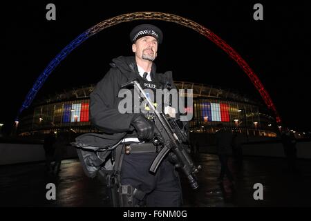 La patrouille de la police métropolitaine armés se sont réunis à l'extérieur du stade de Wembley, Londres, Grande-Bretagne. Banque D'Images