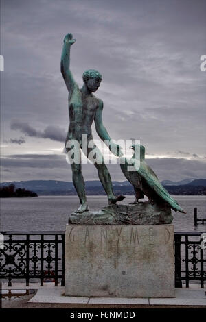 Statue d'un homme et d'une blanche près du lac de Lugano à Zurich swisse Banque D'Images