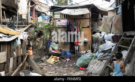 Manille, Philippines. 14Th Nov, 2015. Une femme se tient dans l'entrée de sa hutte dans une rue du quartier de taudis Tondo de Manille, Philippines, 14 novembre 2015. Photo : Girlie Linao/dpa/Alamy Live News Banque D'Images