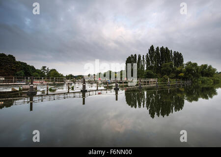 Paysage du matin de blocage et Chertsey weir sur la Tamise à Londres Banque D'Images