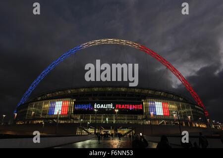 Le stade de Wembley arch allumé en bleu, blanc et rouge, les couleurs de la tricolore Banque D'Images