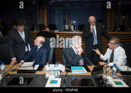 Bruxelles, Bxl, Belgique. 18 Nov, 2015. (L-R) MaroÅ¡ Å efcovic, Vice-président de l'Union européenne pour l'énergie Union européenne, Pierre Moscovici, le commissaire européen aux affaires économiques et financières, fiscalité et union douanière, Dimitris Avramopoulos, commissaire européen pour l'Immigration et des affaires intérieures, Phil Hogan, la commissaire européenne à l'Agriculture et du développement rural et de Karmenu Vella, commissaire européen pour l'environnement, des affaires maritimes et de la pêche avant la réunion des commissaires de collage hebdomadaire au siège de la Commission européenne à Bruxelles, Belgique Le 18.11.2015 La Commission européenne Banque D'Images