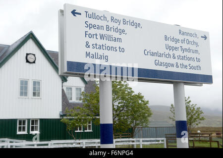 La signalisation et la plate-forme en face du restaurant à la gare, le converti Corrour UKs gare plus éloignées Banque D'Images