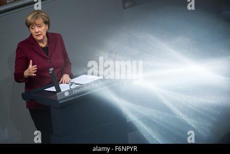 - Une archive de fichiers photo, datée du 15 octobre 2015, montre la Chancelière allemande, Angela Merkel (CDU) s'exprimant lors d'un débat parlementaire au Bundestag à Berlin, Allemagne. Photo : Bernd von Jutrczenka/dpa Banque D'Images