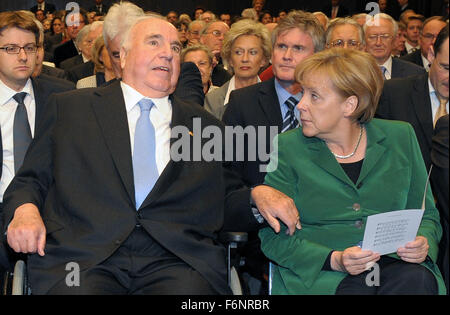 - Une archive de fichiers photo, datée du 5 mai 2010, montre la Chancelière allemande, Angela Merkel (CDU, R) avec l'ancien chancelier Helmut Kohl (CDU) au cours d'une cérémonie célébrant le 80e anniversaire de Kohl à Ludwigshafen, Allemagne. Photo : Ronald Wittek /AFP Banque D'Images