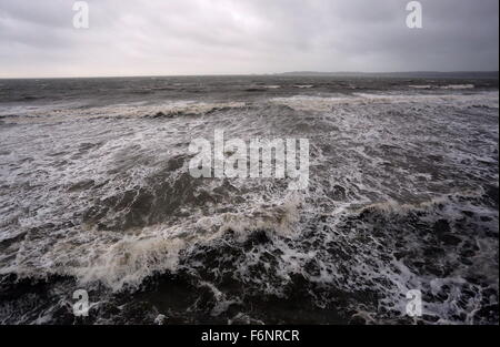 Swansea, Royaume-Uni. Le mercredi 18 novembre 2015 Photo : vagues se briser contre le mur donnant sur la promenade de Swansea, Pays de Galles Mumbles UK. Re : Des vents forts ont été touchant certaines parties du Royaume-Uni. Credit : D Legakis/Alamy Live News Banque D'Images