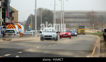 Swansea, Royaume-Uni. Le mercredi 18 novembre 2015 Photo : Automobile tourisme à travers une mini tempête de sable sur la route d'Oystermouth à Swansea, Pays de Galles au Royaume-Uni. Re : Des vents forts ont été touchant certaines parties du Royaume-Uni. Credit : D Legakis/Alamy Live News Banque D'Images