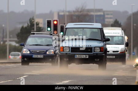 Swansea, Royaume-Uni. Le mercredi 18 novembre 2015 Photo : Automobile tourisme à travers une mini tempête de sable sur la route d'Oystermouth à Swansea, Pays de Galles au Royaume-Uni. Re : Des vents forts ont été touchant certaines parties du Royaume-Uni. Credit : D Legakis/Alamy Live News Banque D'Images