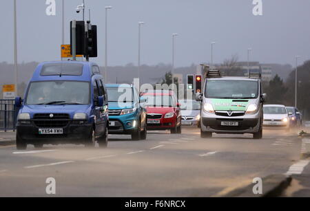 Swansea, Royaume-Uni. Le mercredi 18 novembre 2015 Photo : Automobile tourisme à travers une mini tempête de sable sur la route d'Oystermouth à Swansea, Pays de Galles au Royaume-Uni. Re : Des vents forts ont été touchant certaines parties du Royaume-Uni. Credit : D Legakis/Alamy Live News Banque D'Images