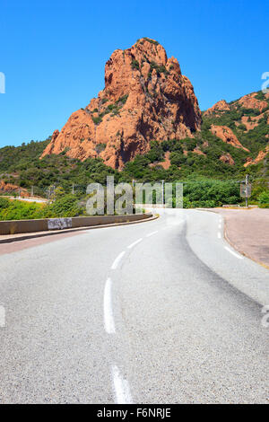 Corniche d'or et de charmants paysages de la route N98 en rouge de l'Esterel, massif, Côte d'Azur Provence. La France. Banque D'Images