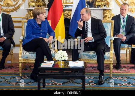 Fichier - une archive photo datée du 02 octobre 2015 montre la Chancelière allemande, Angela Merkel (CDU, L) avec le président russe Vladimir Poutine au cours d'entretiens bilatéraux avant un sommet sur la crise de l'Ukraine à l'Elysée à Paris, France. Photo : Etienne Laurent/dpa Banque D'Images