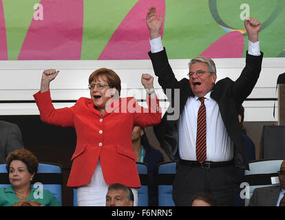 Fichier - Un fichier photo datée du 13 juillet 2015 montre la chancelière allemande Angela Merkel et le Président allemand Joachim Gauck réagir lors de la finale de la Coupe du monde match de football entre l'Allemagne et l'Argentine au Stade Maracana à Rio de Janeiro, Brésil. Photo : Marcus Brandt/dpa Banque D'Images