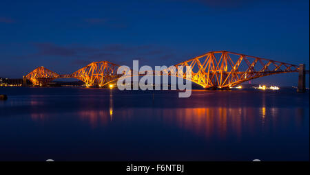 Forth Rail Bridge at night mer calme Banque D'Images