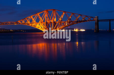 Forth Rail Bridge at night mer calme Banque D'Images