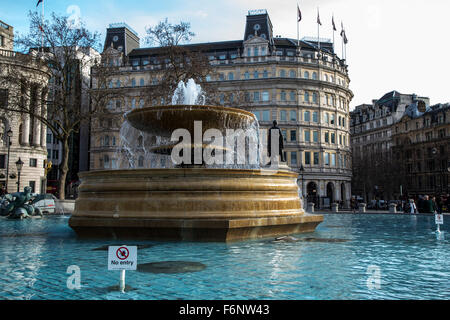Fontaine à Trafalgar Square Banque D'Images