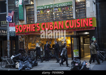 Trottoir en face de Sophie Cuisine cubaine sur W. 45th Street à Manhattan, New York. Banque D'Images