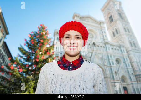 Portrait of happy traveler femme debout en face d'arbre de Noël traditionnel près du Dôme de Florence, en Italie. Noël et tr Banque D'Images