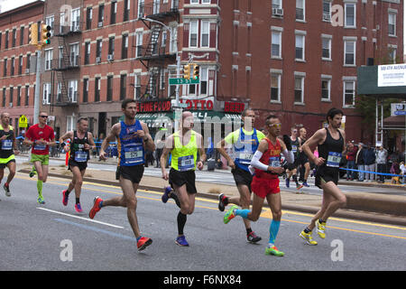 Course coureurs 4e Avenue jusqu'à Park Slope Brooklyn au cours de la 1ère manche du New York City Marathon. Banque D'Images