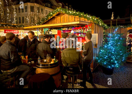 Les jeunes ont un verre sur le marché de Noël à Højbro Plads (place Hoejbro) sur Strøget à la mi-novembre. Hygge De Noël. Ambiance. Banque D'Images