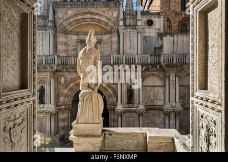 Détails de l'escalier dans la cour du palais des Doges à la place St Marc, San Marco, Venise. Banque D'Images