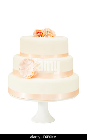 Gâteau de mariage sur un cake stand. Découper et isolé sur fond blanc Banque D'Images