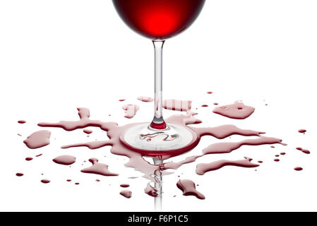 Verre de vin rouge sur le tableau blanc avec le vin répandu Banque D'Images