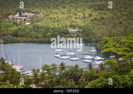 Coque mono yachts et voiliers sont au mouillage dans les eaux abritées de la Baie de Marigot à St Lucia. Banque D'Images