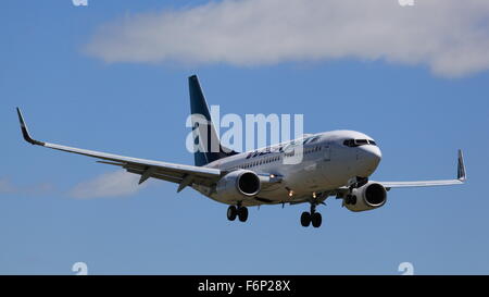 Boeing 737-700 C-FWSV WestJet à l'atterrissage à l'aéroport d'OTTAWA Ottawa, Canada le 20 mai 2015 Banque D'Images