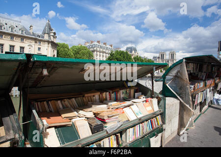 Paris, France-June : 23,2012 célèbre marché du livre de seconde main sur le quai de Seine à proximité de la cathédrale Notre Dame. Banque D'Images