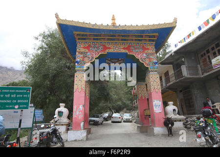 SPITI VALLEY - Entrée du village, district de Kinnaur chango, l'Himachal Pradesh, l'Inde se développe le plus beau des pommes Banque D'Images