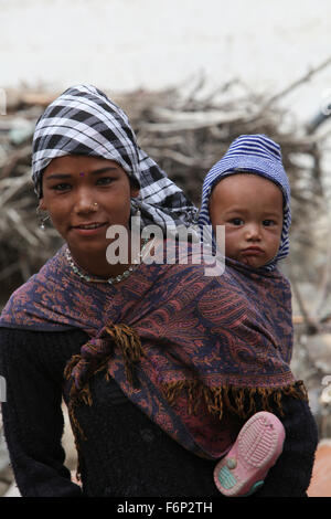 SPITI VALLEY - Mère portant bébé sur son dos dans le village de Tabo, Himachal Pradesh, Inde Banque D'Images