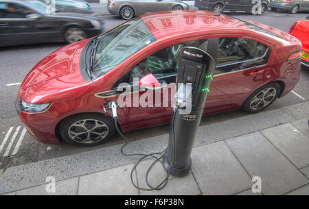 Chevvy v Location de vélos à Londres. Vauxhall Ampera. Voiture électrique branché. Banque D'Images