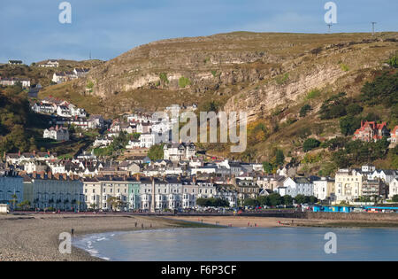 Des maisons et des hôtels sur le front de mer de Llandudno sous le grand orme, Conwy, Pays de Galles, Royaume-Uni Banque D'Images