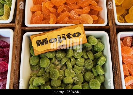 Bonbons colorés dans des bacs, saveur Mojito. Banque D'Images