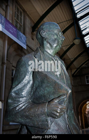 Royaume-uni, Angleterre, dans le Yorkshire, Hull, Paragon interchange, statue en bronze du poète Philip Larkin par le sculpteur Martin Jenkins Banque D'Images