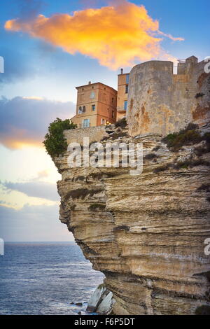 L'heure du coucher du soleil à Bonifacio, la falaise de calcaire, Corse, France Banque D'Images