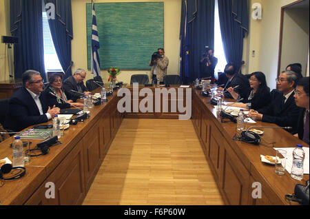 (151119) -- Athènes, 19 novembre 2015 (Xinhua) -- Ma Biao (2e R), vice-président du Comité National de la Conférence consultative politique du peuple chinois et vice-président de l'Association du peuple chinois pour la paix et le désarmement, se réunit avec le Secrétaire Général du Parti communiste de Grèce Dimitris Koutsoumpas (1re L) à Athènes, Grèce, le 16 novembre 2015. (Xinhua/Marios Lolos) Banque D'Images