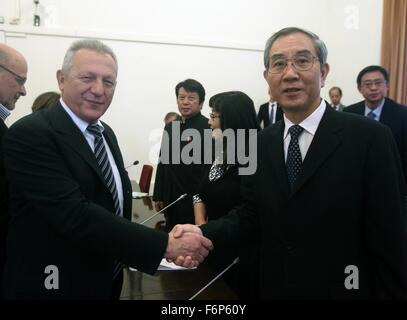 (151119) -- Athènes, 19 novembre 2015 (Xinhua) -- Ma Biao (R, avant), vice-président du Comité National de la Conférence consultative politique du peuple chinois et vice-président de l'Association du peuple chinois pour la paix et le désarmement, se réunit avec le Secrétaire Général du Conseil mondial de la paix Thanasis Pafilis (L, à l'avant) à Athènes, Grèce, le 16 novembre 2015. (Xinhua/Marios Lolos) Banque D'Images
